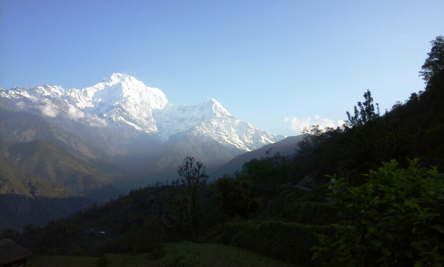 Impozantní pohled na zasněžené Himálaje cestou do Annapurna Base Campu