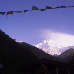 Impozantní pohled na zasněžené Himálaje cestou do Annapurna Base Campu