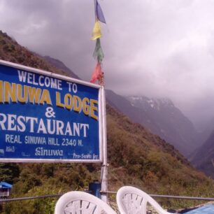 Pohled na Himálaje z vesnice Sinuwa po cestě do Annapurna Base Campu