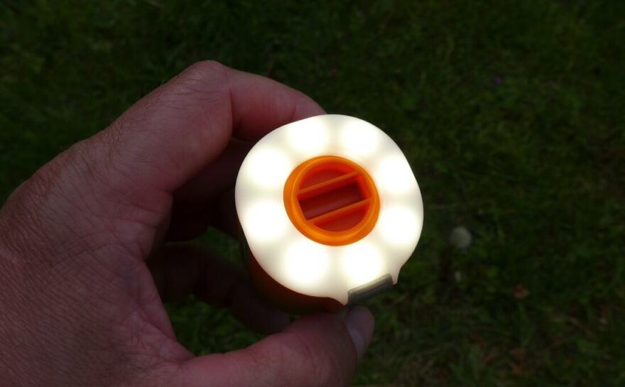 Pumpa Tiny Pump 2X má také funkci svítilny se třemi módy svícení.