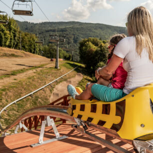 Velkým lákadlem pro návštěvníky Sport areálu Klíny je unikátní bobová dráha, na které zažijete skvělou jízdu na sjezdovce, přes most nebo lesem a zpátky na start se svezete čtyřsedačkovou lanovkou!