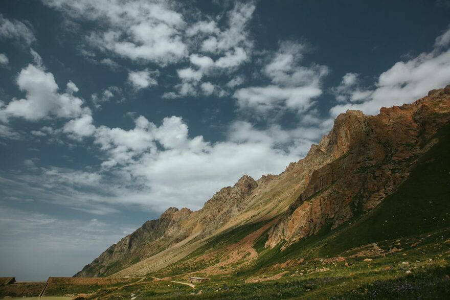 Měsíční krajina hor v okolí Almaty, Ťan Šan - Zailijskij Alatau, Kazachstan