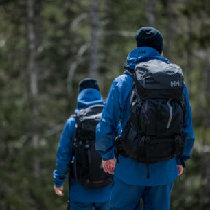 Odolný batoh Helly Hansen Resistor Backpack Recco s objemem 45 litrů pojme vše potřebné i na vícedenní výpravu.