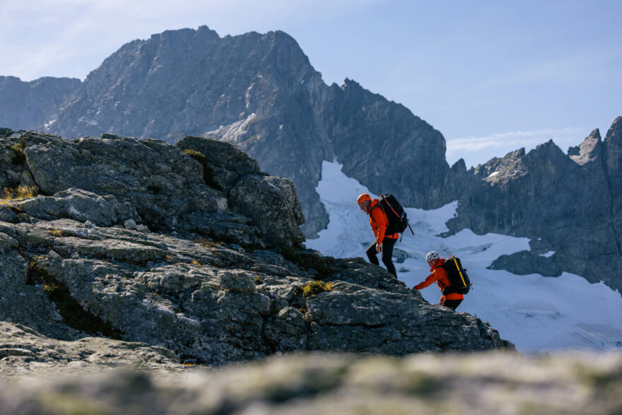 Prémiovou řadu Helly Hansen Odin, určenou do drsných vysokohorských podmínek, testovali horští vůdci z celého světa.