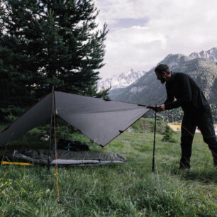 Tarp představuje nejlehčí variantu přístřešku na spaní, který tě ochrání před deštěm i ranní rosou. Tarp na treking MT900 pro 1 až 2 osoby