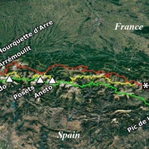 Mapa tří dálkových tras vedoucích přes Pyreneje, GR 10 (červená), HRP (žlutá), GR 11 (zelená)