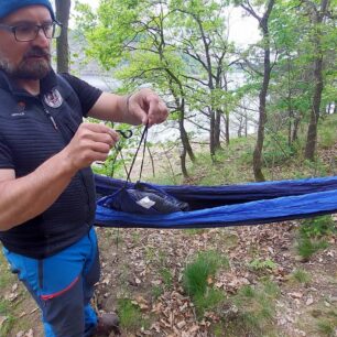 Oba konce elastických šňůr takto secvaknu do S karabinky - YATE NESTO