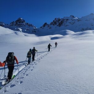 V zimních horách je třeba se pro pohyb mimo vyznačené sjezdovky či trasy většinou připojistit.