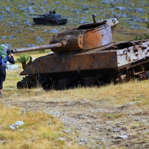 V blízkosti dominantního vrcholu Badanj narážíme na pohřebiště vojenských tanků, pozůstatků vojenského konfliktu z roku 1991.