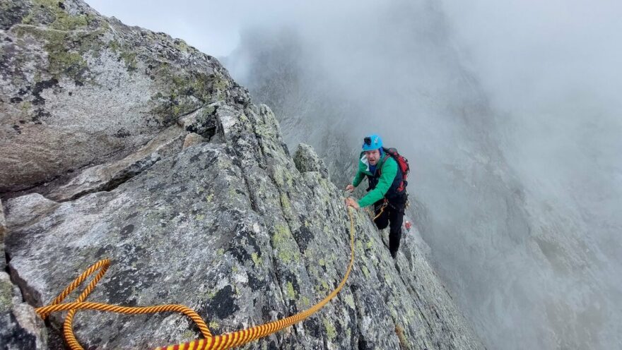 Ostrá hrana věže Žabí kôň s nadmořskou výškou 2291 m