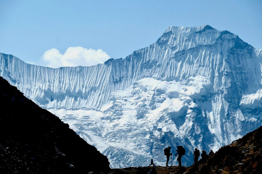 Solukhumbu je jednoznačně neoblíbenější oblast na treking. Nejnáročnějším trekem v okolí Everestu je trasa vedoucí přes tři pětitisícové průsmyky, tzv. Three passes trek.