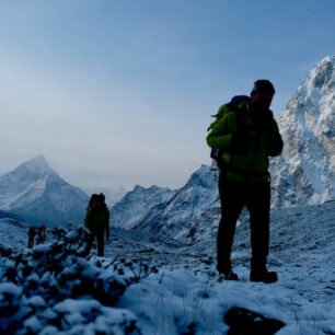 Solukhumbu je jednoznačně neoblíbenější oblast na treking. Nejnáročnějším trekem v okolí Everestu je trasa vedoucí přes tři pětitisícové průsmyky, tzv. Three passes trek.