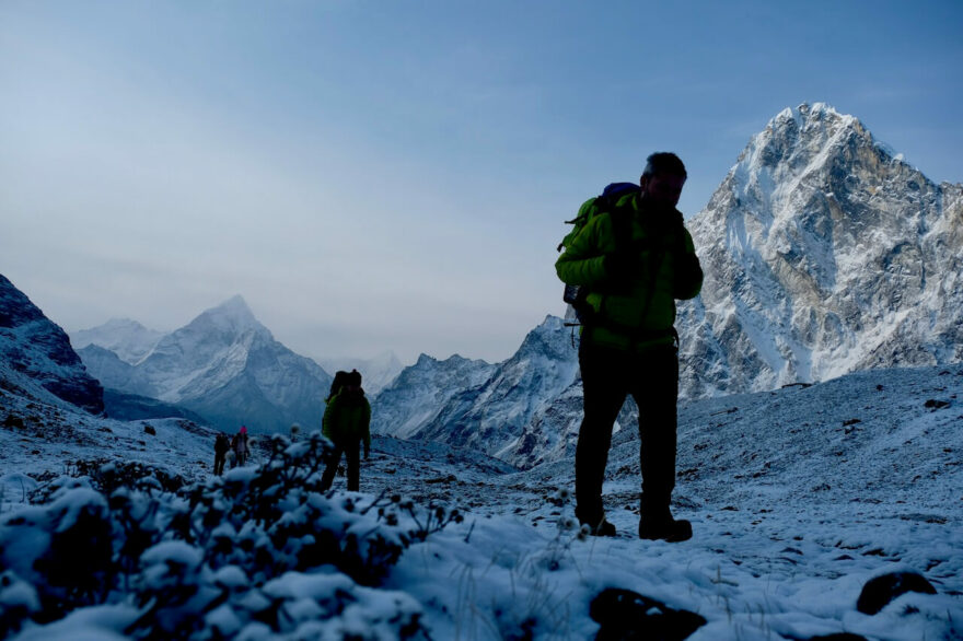 Solukhumbu je jednoznačně neoblíbenější oblast na treking. Nejnáročnějším trekem v okolí Everestu je trasa vedoucí přes tři pětitisícové průsmyky, tzv. Three passes trek.