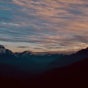 Poon Hill trek neboli Annapurna panorama trail je z jmenovaných treků nejjednoduší. Nabízí množství kulturních vjemů a zemědělské krajiny, navíc budete denně procházet vesničkami, kde to skutečně žije