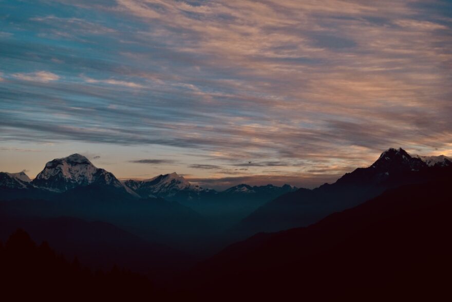 Poon Hill trek neboli Annapurna panorama trail je z jmenovaných treků nejjednoduší. Nabízí množství kulturních vjemů a zemědělské krajiny, navíc budete denně procházet vesničkami, kde to skutečně žije