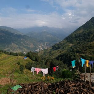 Poon Hill trek neboli Annapurna panorama trail je z jmenovaných treků nejjednoduší. Nabízí množství kulturních vjemů a zemědělské krajiny, navíc budete denně procházet vesničkami, kde to skutečně žije