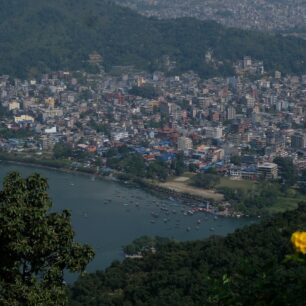 Poon Hill trek neboli Annapurna panorama trail je z jmenovaných treků nejjednoduší. Nabízí množství kulturních vjemů a zemědělské krajiny, navíc budete denně procházet vesničkami, kde to skutečně žije