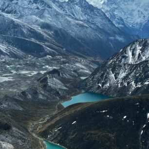 Solukhumbu je jednoznačně neoblíbenější oblast na treking. Nejnáročnějším trekem v okolí Everestu je trasa vedoucí přes tři pětitisícové průsmyky, tzv. Three passes trek.