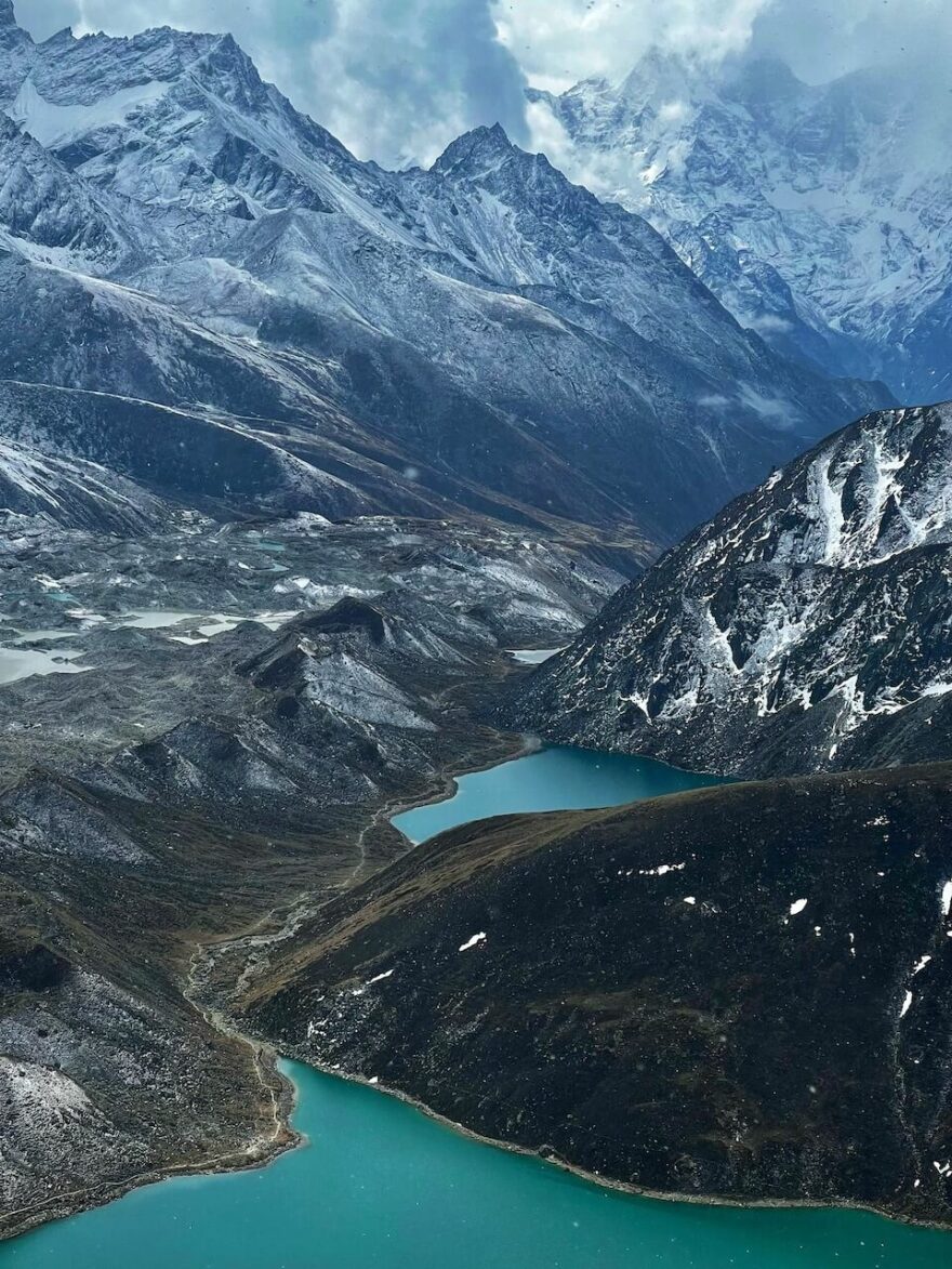 Solukhumbu je jednoznačně neoblíbenější oblast na treking. Nejnáročnějším trekem v okolí Everestu je trasa vedoucí přes tři pětitisícové průsmyky, tzv. Three passes trek.