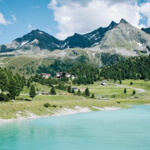 Přímořské Alpy lákají krásou skalnatých obrů a pestrou paletou barev modrých ples