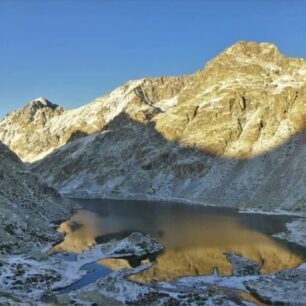 Horské jezero v národním parku Mercantour v Přímořských Alpách, Alpes Maritimes, Francie.