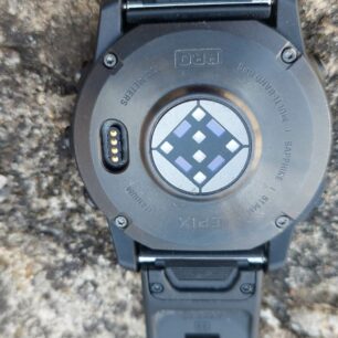 Detail snímače a nabíjení hodinek GARMIN EPIX PRO