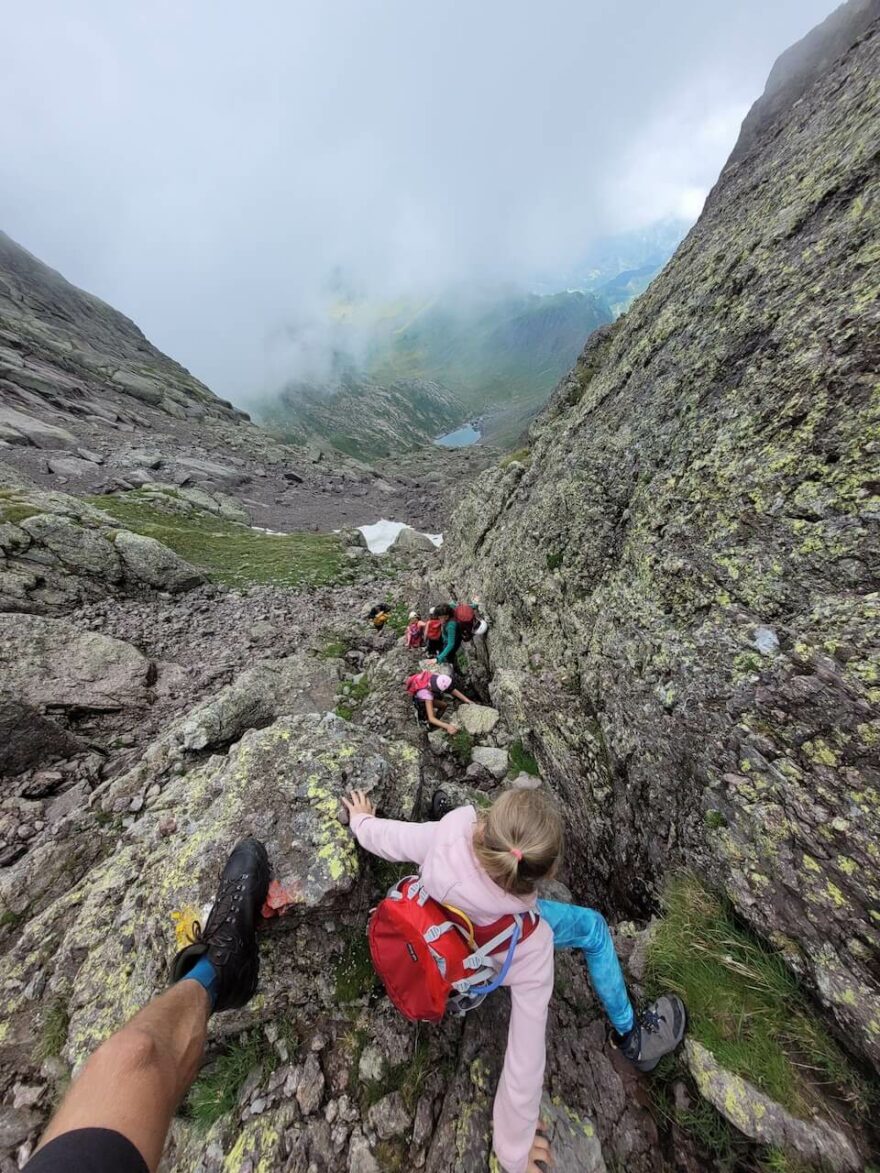 Mírně exponované úseky na treku v Orobijských Alpách, Itálie