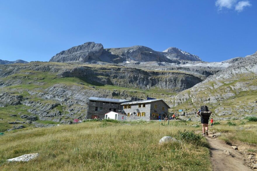 Refugio Goriz je výchozím bodem na třítisícovku Monte Perdido, třetí nejvyšší vrchol Pyrenejí. Národní park Valle de Ordesa y Monte Perdido.