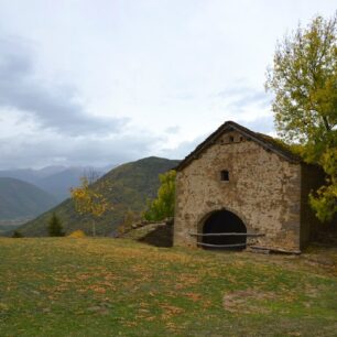 Opuštěná vesnice Susín, Aragonie, Pyreneje, Španělsko.