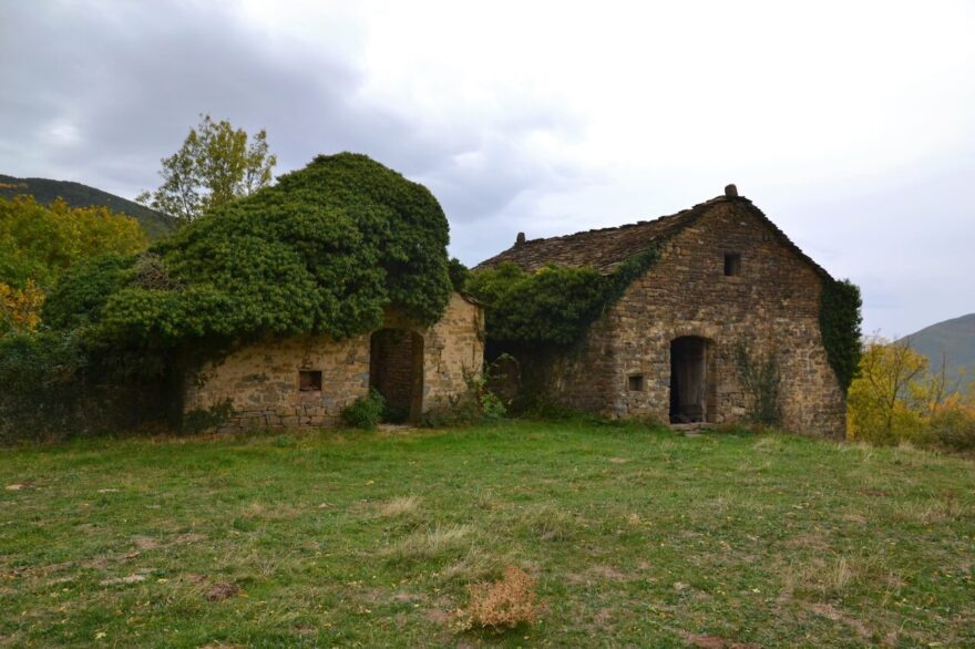 Opuštěná vesnice Susín, Aragonie, Pyreneje, Španělsko.