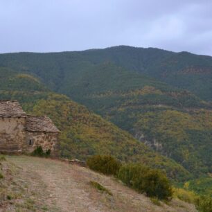 Opuštěná vesnice Susín, Aragonie, Pyreneje, Španělsko.