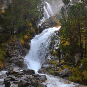 Jeden z vodopádů v lázních Panticosa, údolí Tena, Pyreneje, Aragonie, Španělsko.