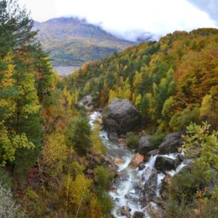 Vodopád v Bosque de Betato, údolí Tena, Pyreneje, Aragonie, Španělsko.