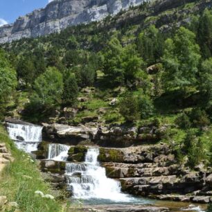 Cascada Gradas Soaso na říčce Arazas je jedním z taháků národního parku Valle de Ordesa y Monte Perdido, Pyreneje