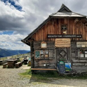 Eisentalhohe, nejvyšší bod vysokohorské silnice Nockalmstrasse. Alpy, Korutany, Rakousko.