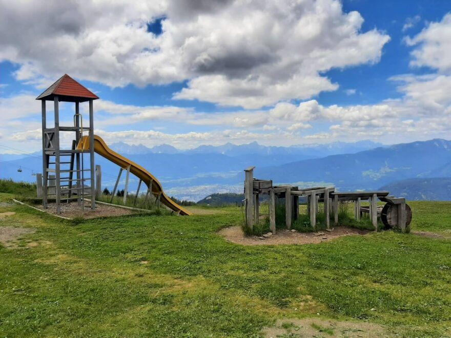 Dětské hřiště na vrcholu Gerlitzen nad jezerem Ossiachersee. Alpy, Korutany, Rakousko.