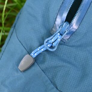 Detail táhla jezdce zipu na kapse bundy PINGUIN PARKER
