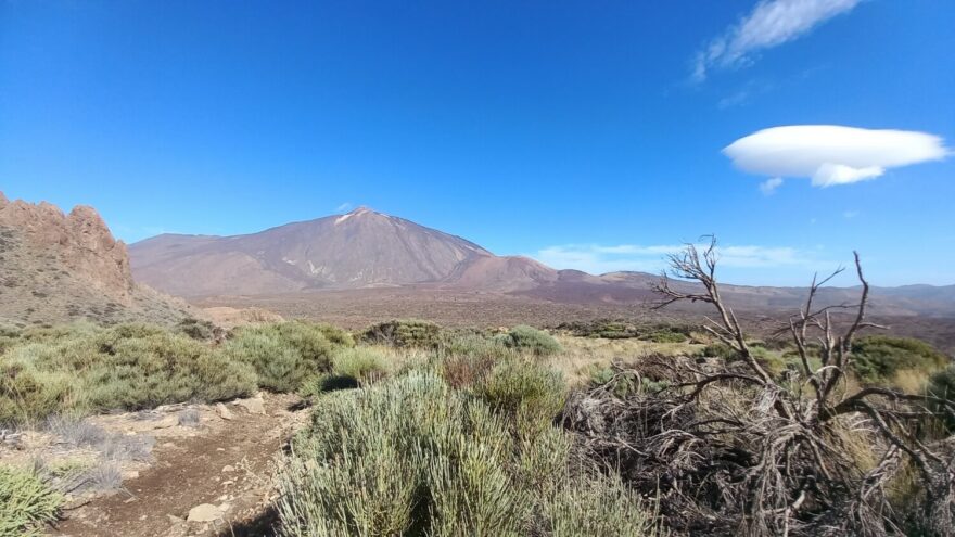 Pohledy na nejvyšší horu Španělska, Pico del Teide z trasy na vyhlídkový vrchol Guajara, Tenerife, Kanárské ostrovy.