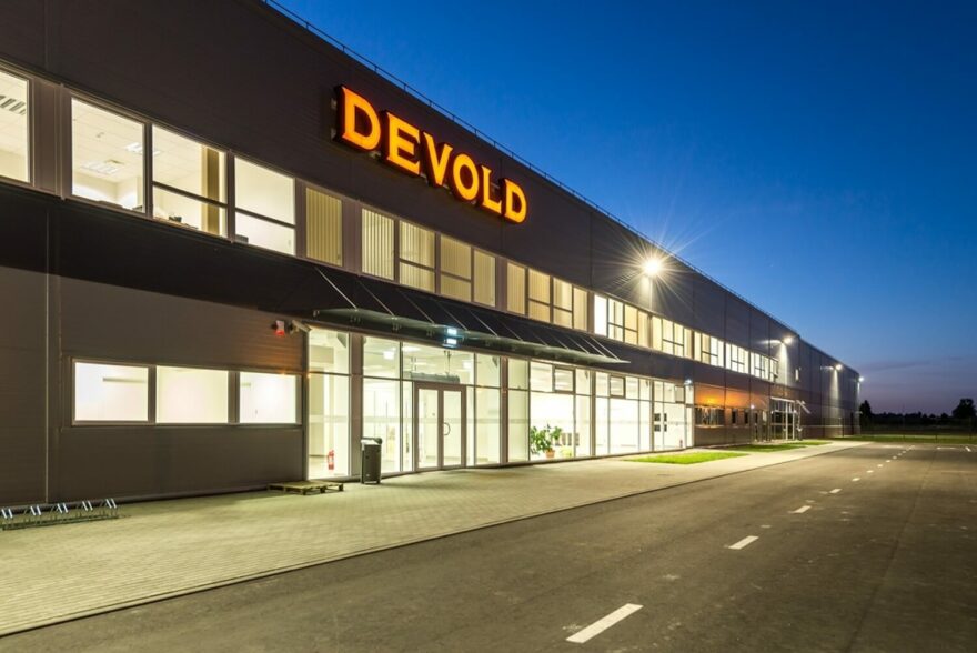 Při výrobě inovativních a vysoce kvalitních produktů klade Devold důraz jak na původ a kvalitu surovin, tak na vysokou preciznost řemeslného zpracování v moderní továrně v Pobaltí.