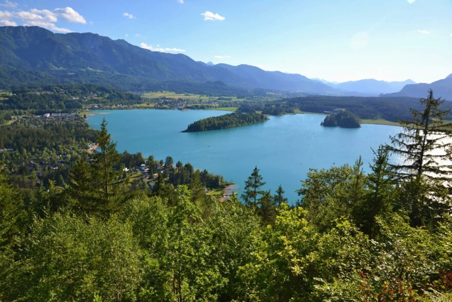 Faakersee z vrcholu Tabor. Alpy, Korutany, Rakousko.