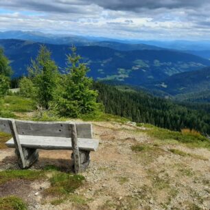 Výhledy z vrcholu Gerlitzen nad jezerem Ossiachersee. Alpy, Korutany, Rakousko.