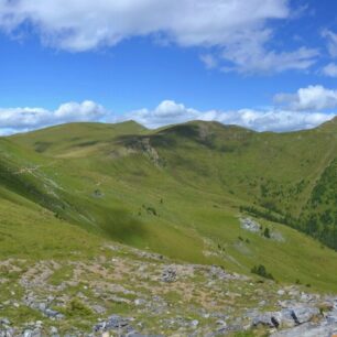 Nockberge nad Eisentalhohe, nejvyšším bodem vysokohorské silnice Nockalmstrasse. Alpy, Korutany, Rakousko.