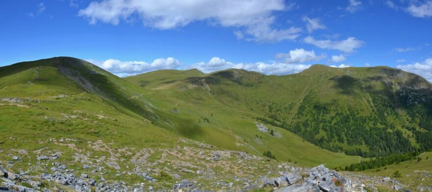 Nockberge nad Eisentalhohe, nejvyšším bodem vysokohorské silnice Nockalmstrasse. Alpy, Korutany, Rakousko.