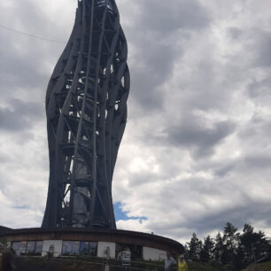 Pyramidenkogel – vyhlídková věž nad jezerem Wörthersee. Korutany, Rakousko.