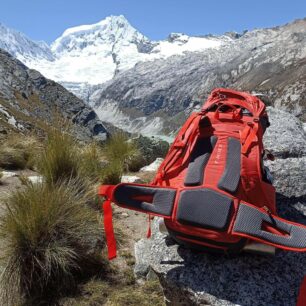 Ergonomická záda batohu Northfinder Annapurna při výpravě na Vallunaraju 5686m