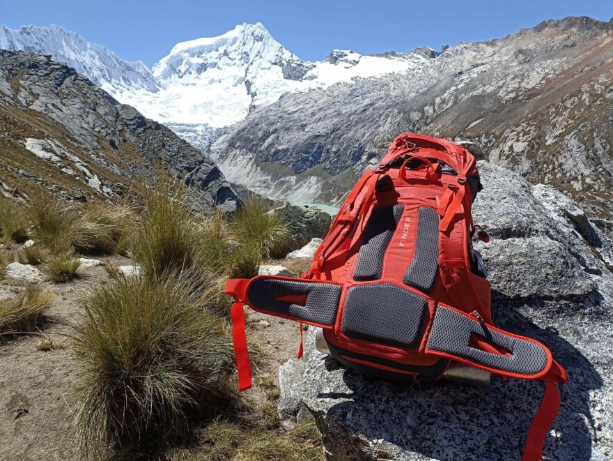 Ergonomická záda batohu Northfinder Annapurna při výpravě na Vallunaraju 5686m