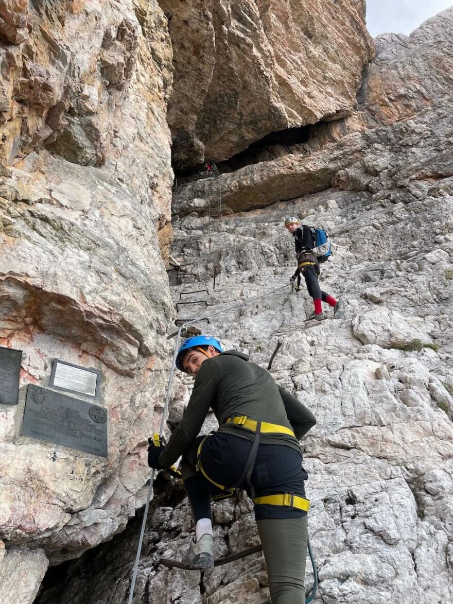 Ferrata Giovanni Lipella začíná několika žebříky a schody do jeskyně.