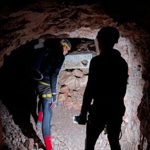 Ferrata Giovanni Lipella začíná několika žebříky a schody do jeskyně.