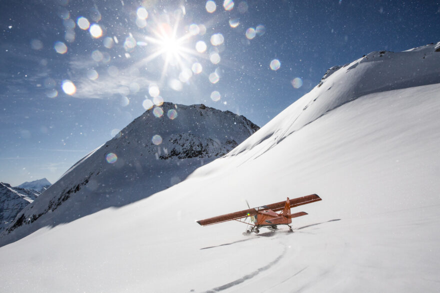 Line And Air ohromí diváky Snow Film Festu neuvěřitelnými výhledy z paluby ultralehkého letadla a svobodou, kterou si autor Geraldine Fasnacht užívá při jízdě na snowboardu.