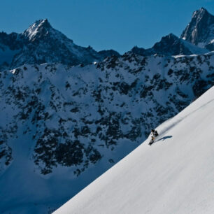 Line And Air ohromí diváky Snow Film Festu neuvěřitelnými výhledy z paluby ultralehkého letadla a svobodou, kterou si autor Geraldine Fasnacht užívá při jízdě na snowboardu.